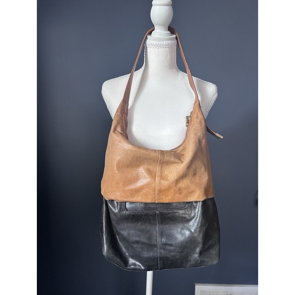 HOBO THE ORIGINAL BLACK & TAN LEATHER SHOULDER PURSE, BOTTOM STUDS, POCKETS - Picture 2 of 13